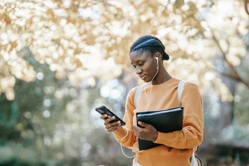 Les jeunes et le sport en direct stimulent la pratique des médias en mobilité